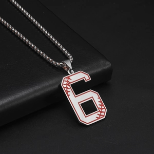 Gros plan de la chaîne argentée et pendentif numéro 6 avec détails de couture baseball