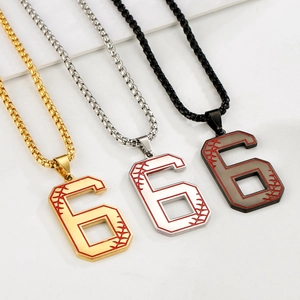 Gros plan du pendentif numéro 6 de baseball en finitions or, argent et noir