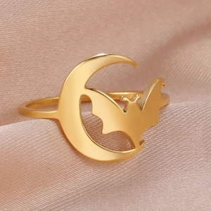 Dettaglio macro anello dorato in acciaio inox con pipistrello gotico e luna crescente