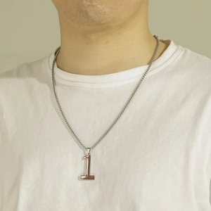 Collier pour hommes style baseball avec pendentif chiffre 1 argenté et coutures rouges