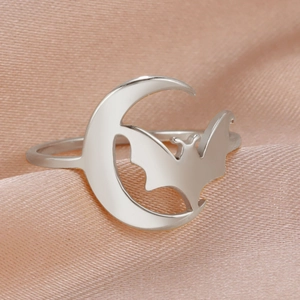 Anello gotico in acciaio inossidabile argento con mezzaluna e pipistrello su seta