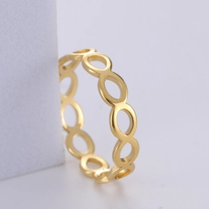 Anello minimalista placcato oro con maglie a infinito e finitura lucida a specchio