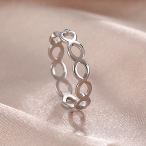Anello in acciaio inossidabile lucido con motivo a infinito su sfondo di seta