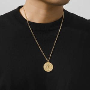 Collier avec pendentif signe du zodiaque Bélier doré porté par un mannequin homme