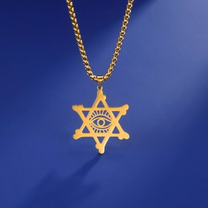 Détail du pendentif hexagramme doré avec le symbole de l'œil omniscient sur fond bleu