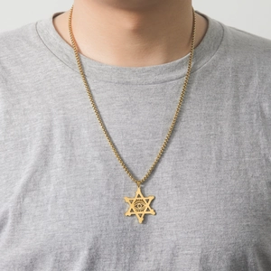 Détail du collier pour hommes en acier inoxydable avec hexagramme doré et œil de la providence