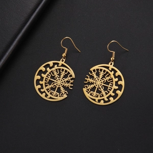 Detaillierte Makroansicht der goldenen Vegvisir-Kompassgravur auf nordischen Ohrringen