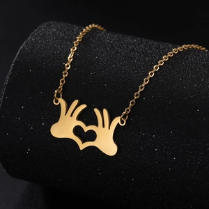 Dettaglio della collana con pendente a cuore dorato su espositore nero opaco