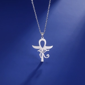 Vue détaillée du pendentif croix Ankh et de l'œil d'Horus argenté sur une chaîne