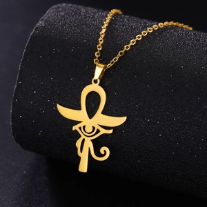 Vue macro du pendentif Ankh Œil d'Horus doré avec détails de texture en métal brossé