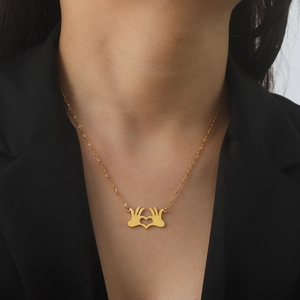 Collana minimalista in acciaio inossidabile dorato con pendente a mani a cuore donna