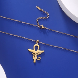 Détail de l'œil d'Horus et de la croix Ankh sur une chaîne en acier inoxydable doré