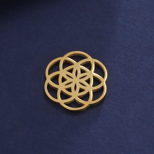 Pendentif géométrique Graine de Vie en acier inoxydable plaqué or 18K sur fond bleu