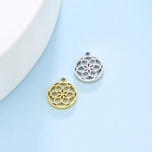 Nahaufnahme von gold- und silbernen sechsblättrigen Blumenanhängern für DIY-Schmuck