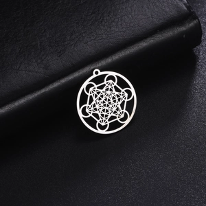 Vue macro du pendentif Cube de Métatron en acier argenté sur fond de cuir noir
