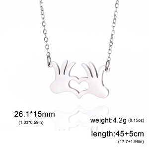 Collana con ciondolo a forma di cuore con gesto della mano in argento lucido da donna