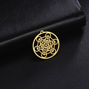 Vue détaillée du pendentif cube de Métatron doré avec motif géométrique sur cuir noir