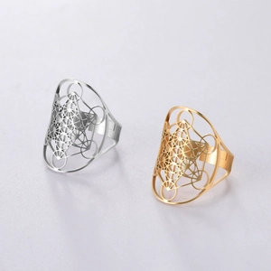 Detail von gold- und silberfarbenen Edelstahlringen mit hohlem Stern-Geometrie-Design