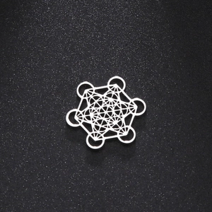 Ciondolo cubo di Metatron in acciaio inossidabile argento su sfondo nero con glitter