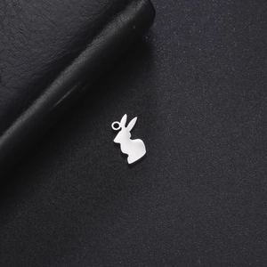 Détail du pendentif lapin en argent poli avec anneau de suspension pour bijoux