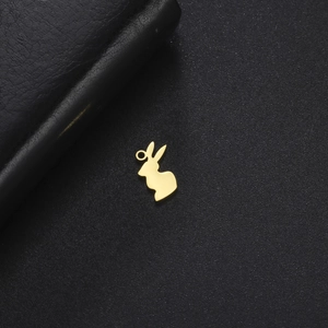 Vue macro d'un pendentif lapin en or 18 carats mat pour la création de bijoux DIY