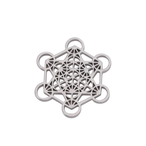 Dettaglio del ciondolo a cubo di Metatron in acciaio con struttura geometrica