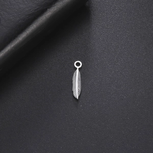 Pendentif plume en acier inoxydable poli avec texture détaillée pour bijoux