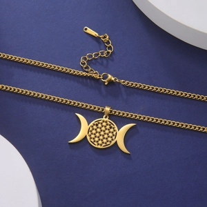 Detalle de collar de luna dorada con cierre de langosta y etiqueta de S-STEEL
