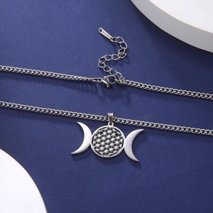 Detalle del collar de acero inoxidable plateado con Triple Luna y Flor de la Vida en azul