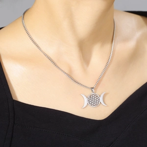 Collar de acero inoxidable con colgante de triple luna y flor de vida sobre modelo