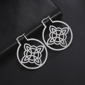 Orecchini a nodo di strega in acciaio inossidabile con design geometrico traforato argento