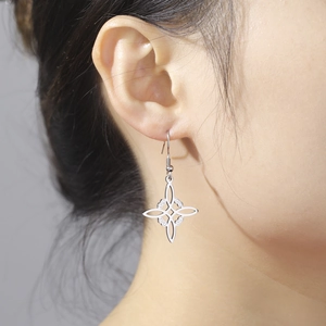 Minimalistische Edelstahl-Ohrringe mit geometrischem Blumenmuster an dem Model