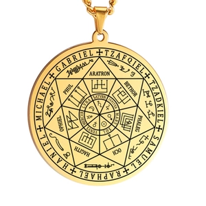 Gedetailleerde lasergravure van aartsengelzegels en planetaire symbolen op gouden hanger