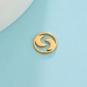 Makro-Detail des polierten goldenen Halbmond-Anhängers für DIY-Schmuckzubehör