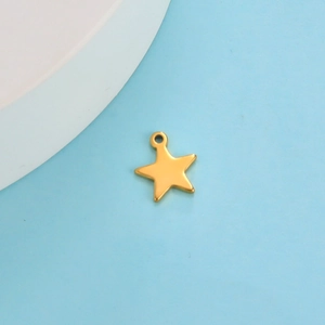 Detalle de un colgante de estrella dorada pulida para la creación de joyas personalizadas