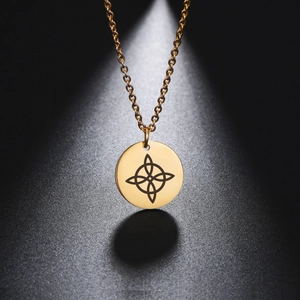Detalle de collar dorado con colgante de nudo celta grabado con láser en un disco redondo