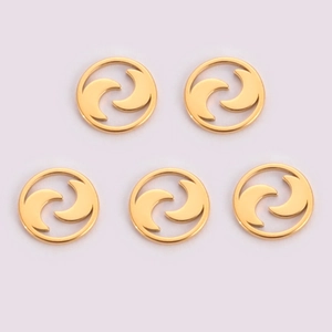 Detailansicht von fünf 10mm Gold-Edelstahl-Anhängern mit hohlem Mondsichel-Design