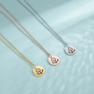 Collana con ciondolo a forma di omino stilizzato divertente in oro argento e rosa