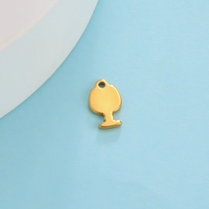 Detail eines 18K vergoldeten Weinglas-Anhängers aus Edelstahl für DIY-Schmuckherstellung
