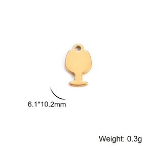 Detail eines 18K vergoldeten Kelchanhängers mit Maßen 6,1*10,2mm und 0,3g Gewicht