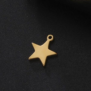 Detailopname van een gepolijste massief gouden ster hanger met een enkel ophanggat