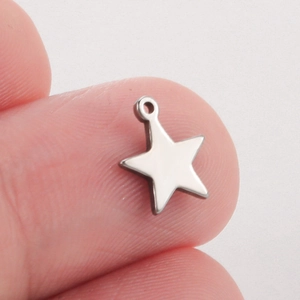 Detail van zilveren sterhanger met gat tussen vingers voor DIY-sieraden maken