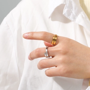 Minimalistische offene Ringe aus Gold und Silber Titanstahl, getragen an einer Hand