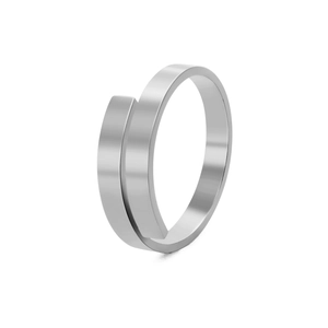 Detailansicht eines silbernen Spiralrings aus Edelstahl mit mattierter Oberfläche und offenem Band