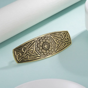 Détail de pince à cheveux vintage en bronze avec nœud celtique et mandala symbole Om