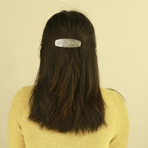 Barrette à cheveux vintage argentée avec nœud celtique et diamant sur les cheveux d'un mannequin