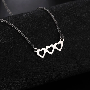 Collana con Pendente a Triplo Cuore Cavo in Acciaio Inossidabile Minimalista da Donna Semplice Catena per Clavicola Gioielli Regalo