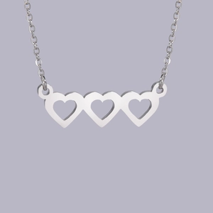 Elegante collana d'argento con tre ciondoli a cuore traforati su una sottile catena a maglie