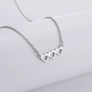 Collana da donna con triplo ciondolo a cuore traforato in acciaio inossidabile lucido