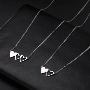 Collana in acciaio inossidabile con ciondolo a due cuori intrecciati su pelle nera